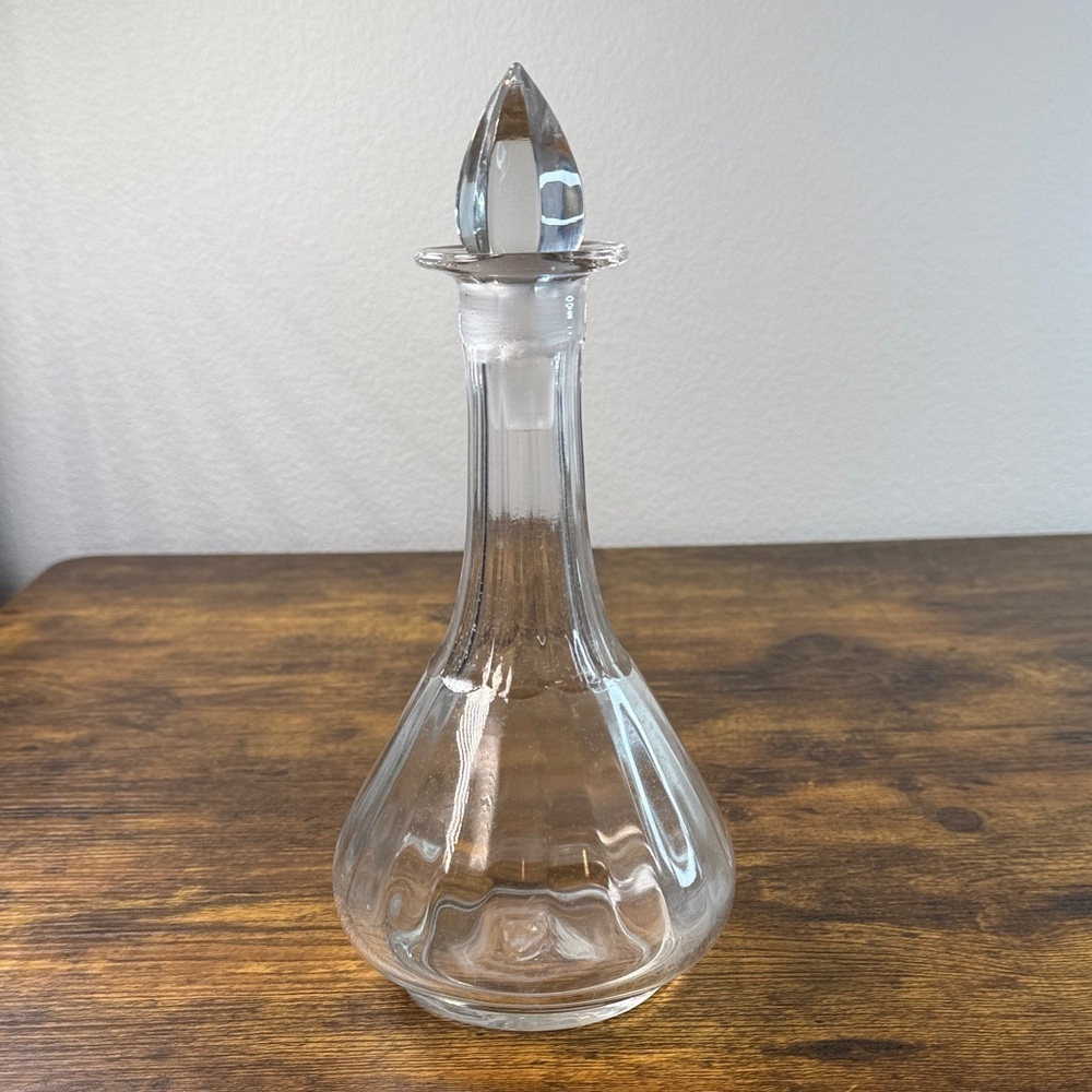 Elegant Clear Glass Decanter with Stopper
